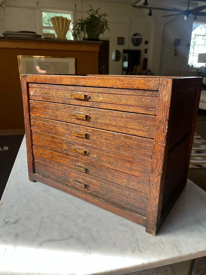 Hoy recibí miradas extrañas después del sonido involuntario que hice al ver este antiguo mueble de joyería/relojería. ¡8,99 dólares!