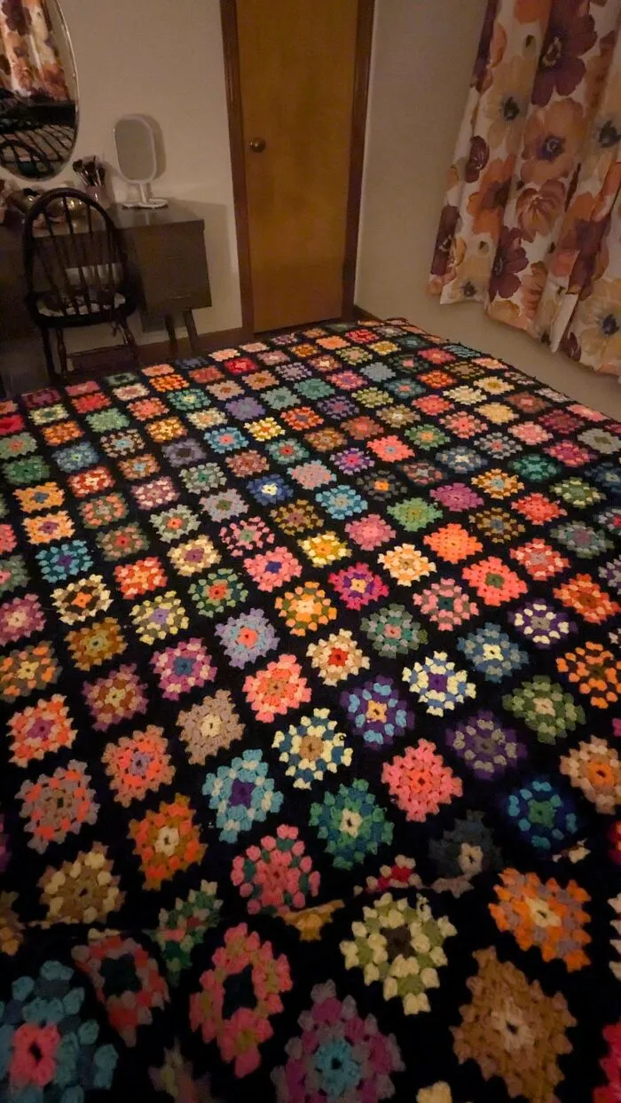 Tuve que rescatarla. $8 por esta hermosa manta de cuadrados de abuela.