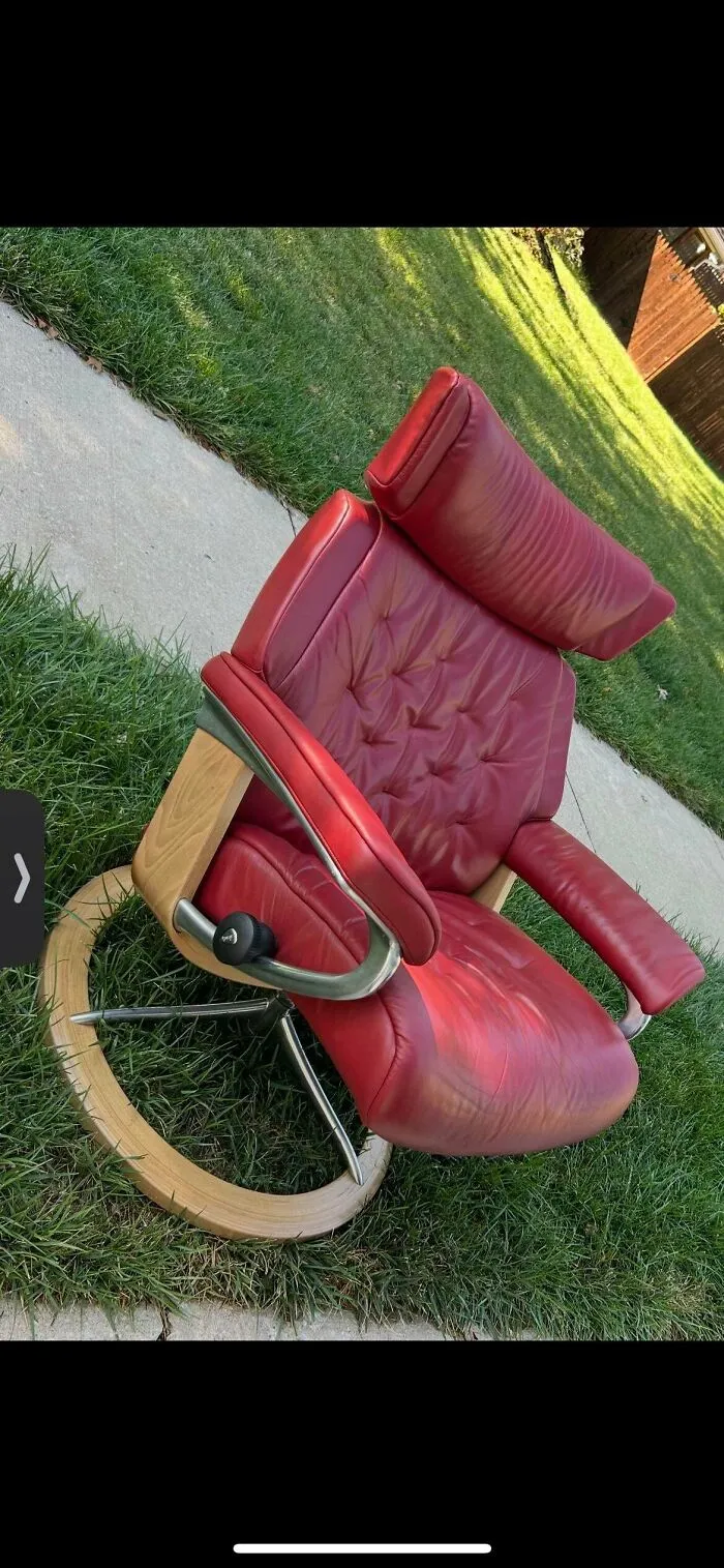 Silla de cuero Stressless de 1000 dólares abandonada en la acera.