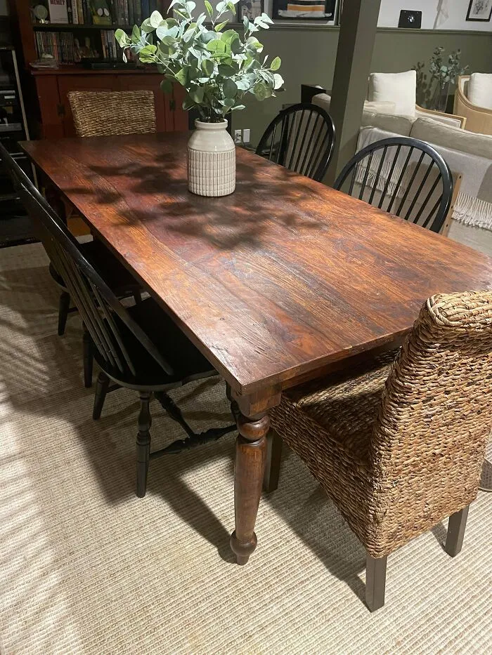 Mesa de comedor Crate and Barrel de palisandro de 72 pulgadas - Gratis en Craigslist. Mi mejor hallazgo hasta la fecha. Ni un rasguño. Los ricos están locos... ¿quién regala esto?... es una mesa de unos 3000 dólares.