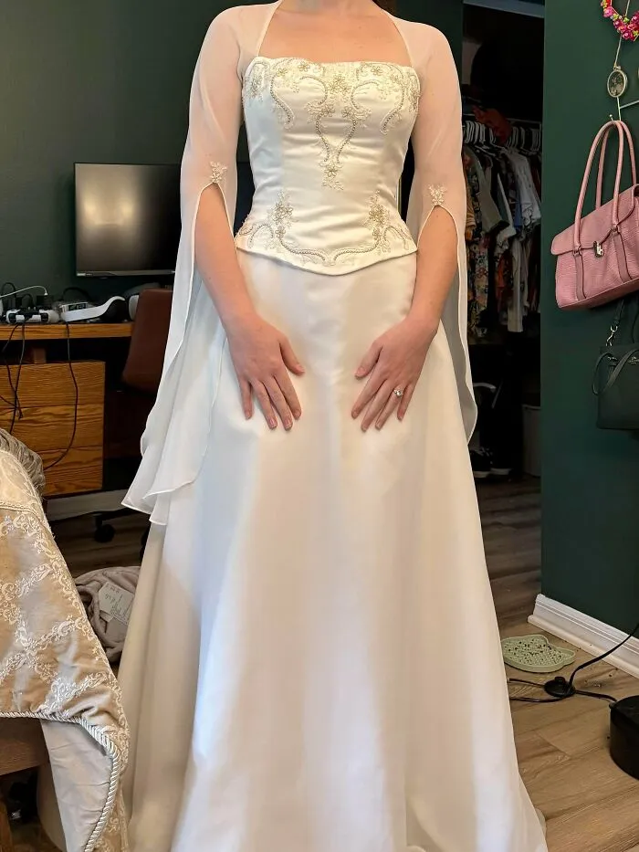 Me caso en diciembre y he tenido mala suerte buscando un vestido... ¡Y lo compré hoy por 40 dólares en Goodwill!