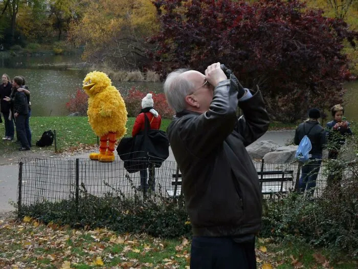 Mi suegro observando aves en Central Park.