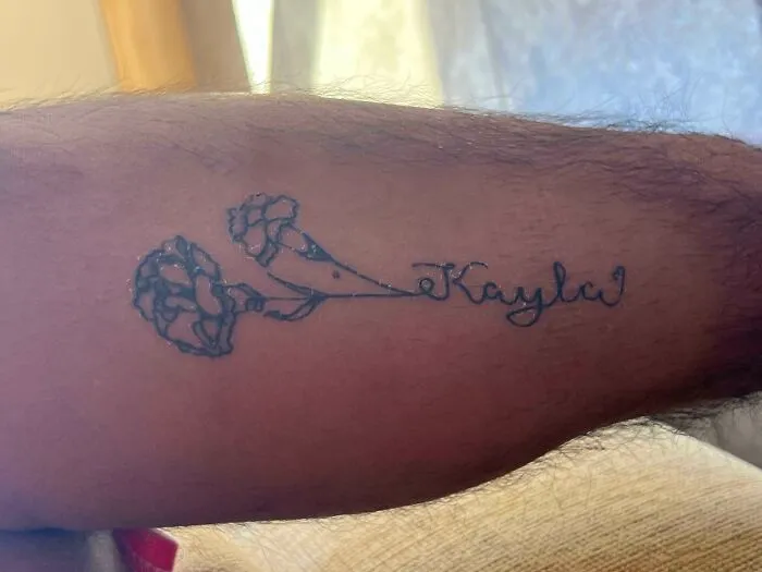 Mi hermano de 18 años se hizo un tatuaje con el nombre de su novia de tres semanas.