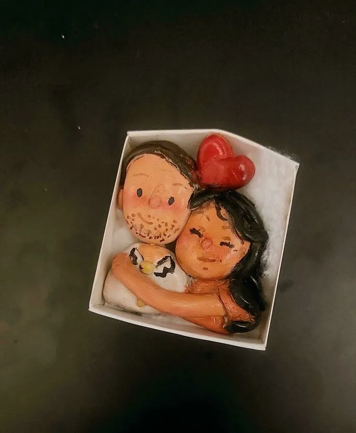¡No tenía dinero para Navidad, así que decidí usar arcilla por primera vez y hacer un imán que poner en la nevera para mi novio!