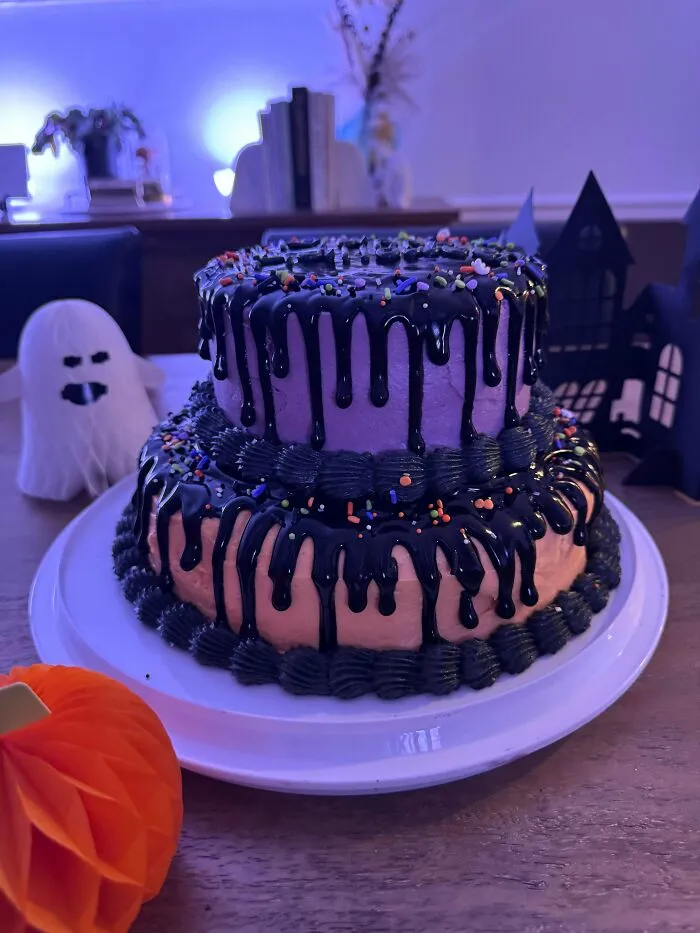 13-Year-Old Made A Halloween Cake For Her Class