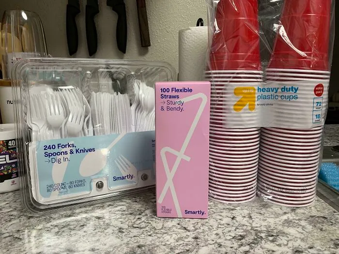 Roommate Kept Letting My Girlfriend’s Cups And Straws Mold So My Mom Pulled The Petty Card And Sent Us These