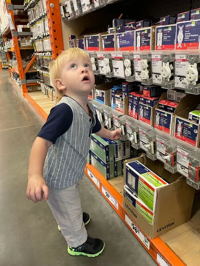 Mi hijo pensó que este interruptor de luz controlaría las luces de la tienda.