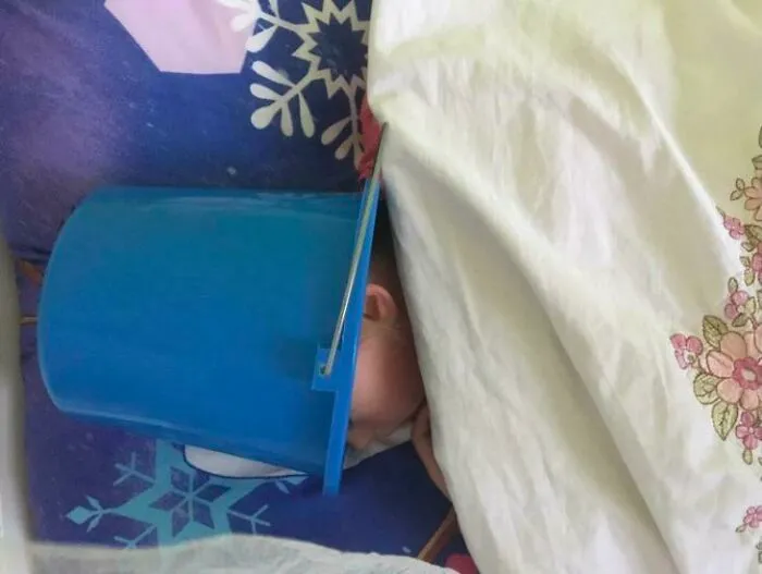 Mi hija se sentía mal al acostarse, así que le di un cubo por si vomitaba. Así la encontré después.