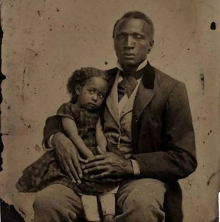 Ferrotipo de un caballero posando con su hija, alrededor de 1870
