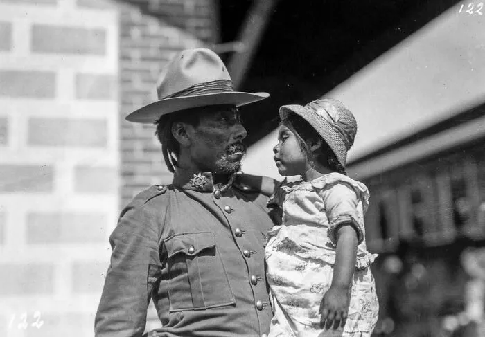 Un soldado federal mexicano se despide de su hija en la estación de tren antes de partir a la guerra, durante la Revolución Mexicana, 1915.