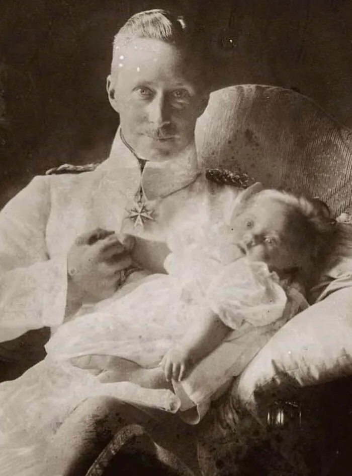 Princesa Alejandrina Irene de Prusia (1915-1980). Hija mayor y quinta de Guillermo, príncipe heredero de Alemania, y Cecilia de Mecklemburgo-Schwerin. Nació con síndrome de Down, pero su familia la adoraba y nunca la ocultaba, como era costumbre en su época.