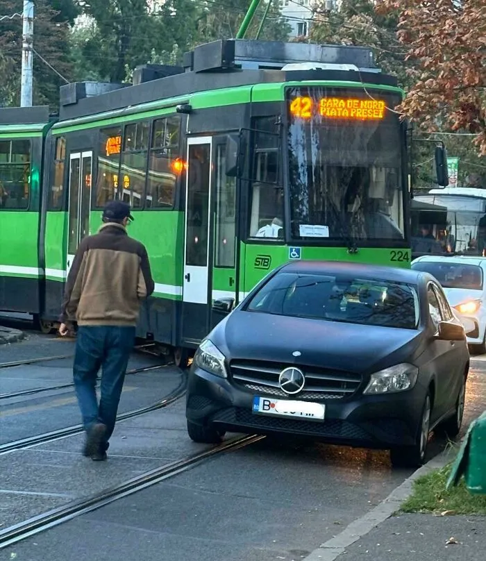 Drivers That Park Their Car On Tram Lines Should Have Their Permit Taken Away Forever