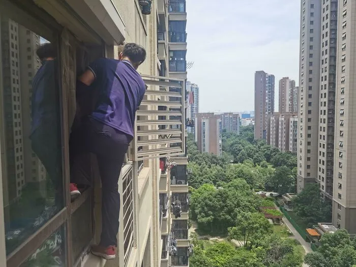 Un tipo vino a arreglar el aire acondicionado (piso 13, Suzhou, China)