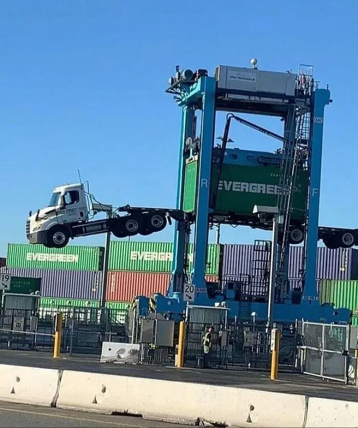 Primer día trabajando en el puerto. El personal de seguridad quiere hablar conmigo, probablemente para decirme lo bien que lo estoy haciendo.