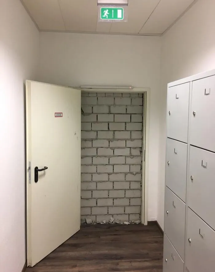 Salida de emergencia en el edificio de oficinas de un amigo. La primera vez que la abrieron fue durante una alarma de incendio.