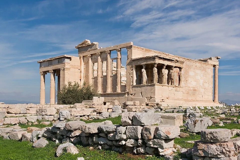 Ancient Greek ruins under blue sky representing ideas from ancient Greece that influenced modern democracy.