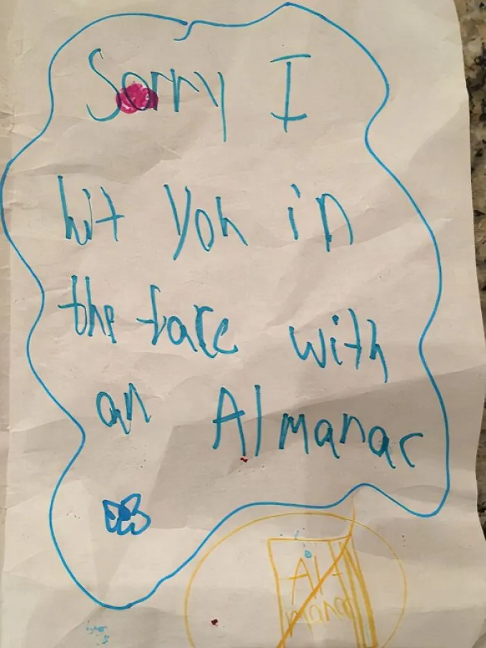 Mi mamá le dijo a mi hermana pequeña que escribiera una nota de disculpa a mi hermano.
