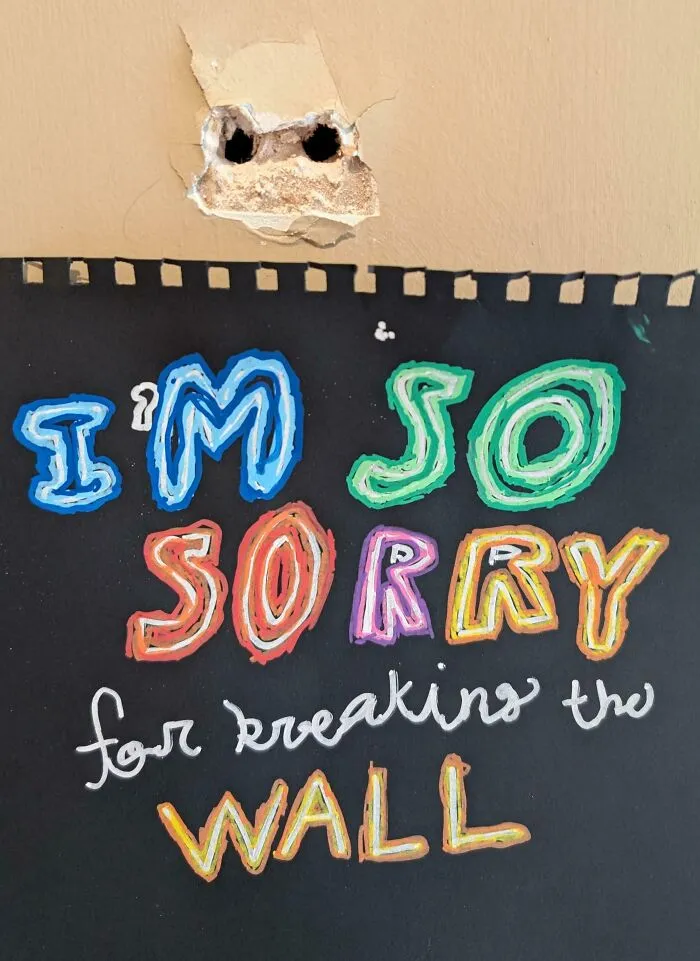 Mi hijo arrancó accidentalmente el gancho para toallas de la pared y me hizo esta fabulosa nota de disculpa.