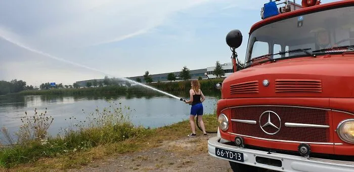 Mi papá tiene un viejo camión de bomberos que todavía funciona perfectamente y el domingo pasado pude jugar con él.