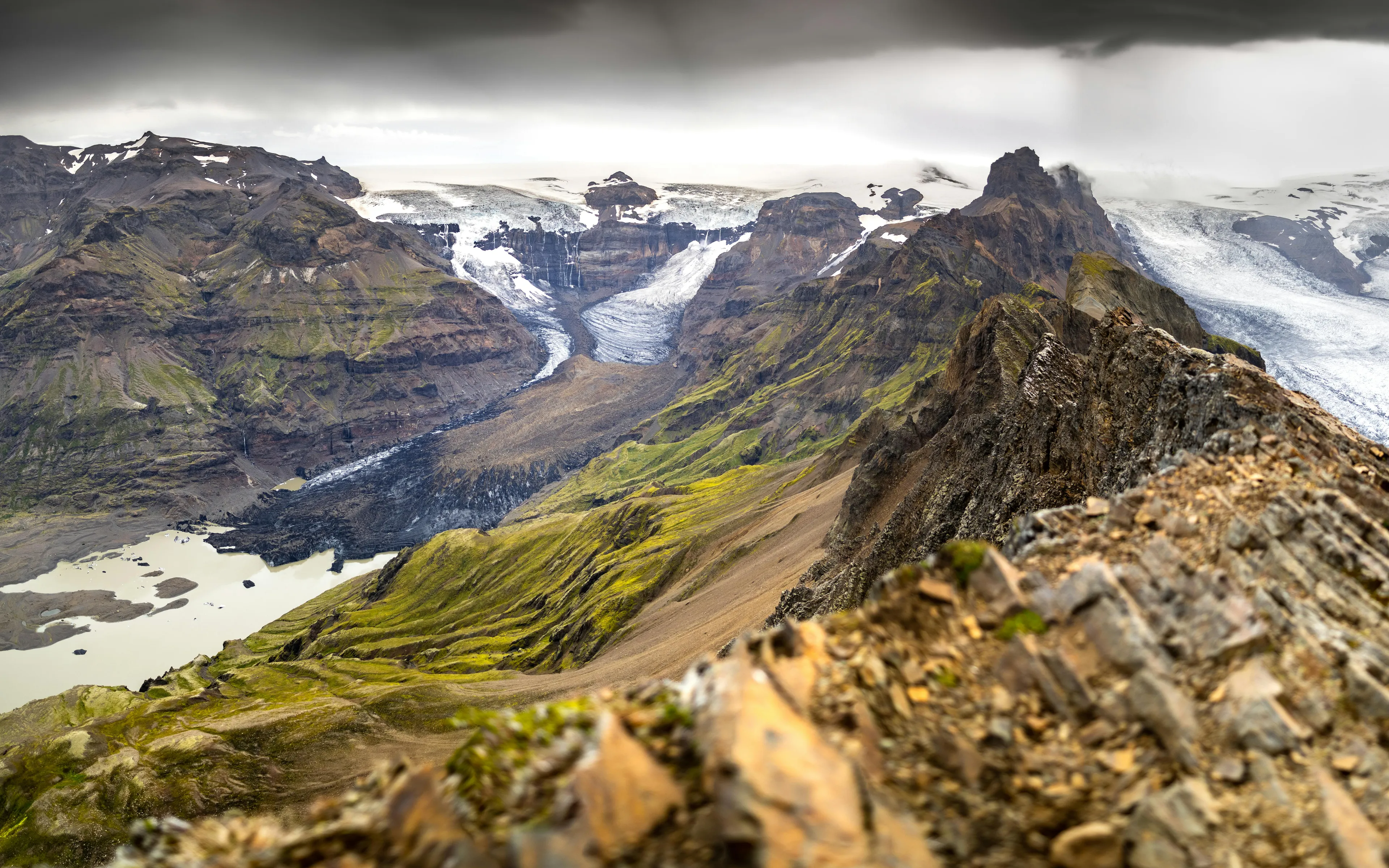 Icelandic mountainous landscape with glaciers and rugged terrain highlighting geography and native reptile absence.