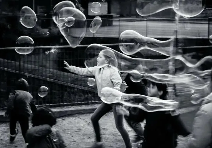 35 New And Captivating Street Photos That Showcase Life’s Unexpected Moments