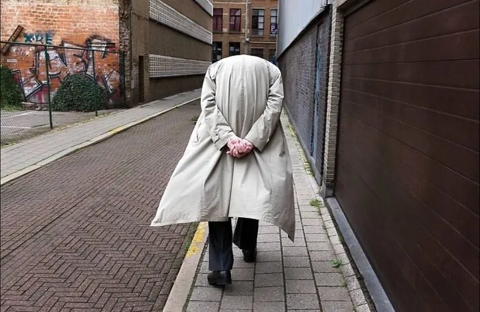35 New And Captivating Street Photos That Showcase Life’s Unexpected Moments