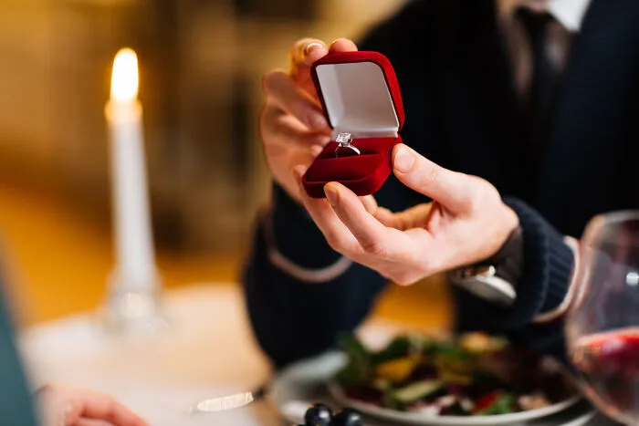 20 Camareros que vivieron momentos muy incómodos al acercarse a la mesa en mal momento