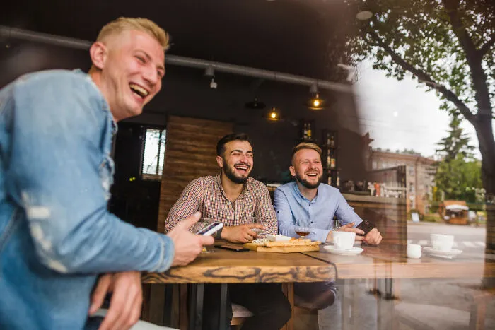 20 Camareros que vivieron momentos muy incómodos al acercarse a la mesa en mal momento