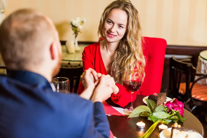 20 Camareros que vivieron momentos muy incómodos al acercarse a la mesa en mal momento
