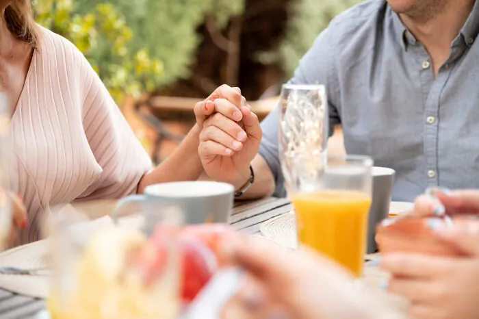 20 Camareros que vivieron momentos muy incómodos al acercarse a la mesa en mal momento
