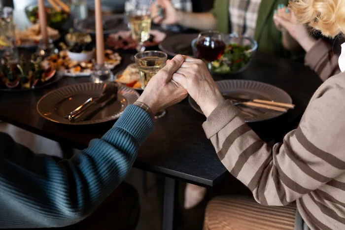 20 Camareros que vivieron momentos muy incómodos al acercarse a la mesa en mal momento