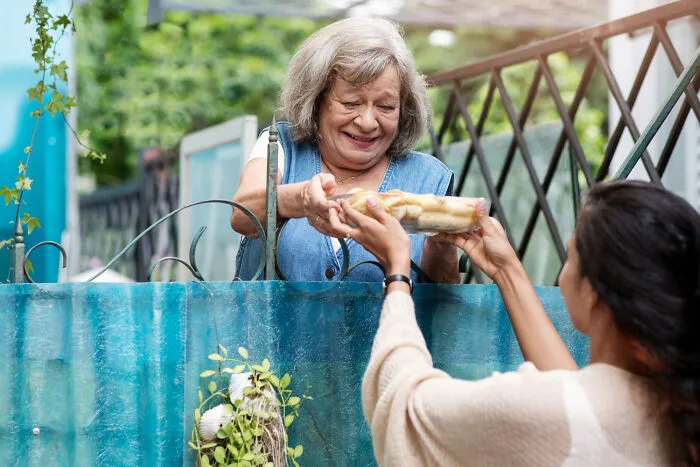 54 Women Who Live Alone Share The Smartest Ways They Keep Themselves Safe