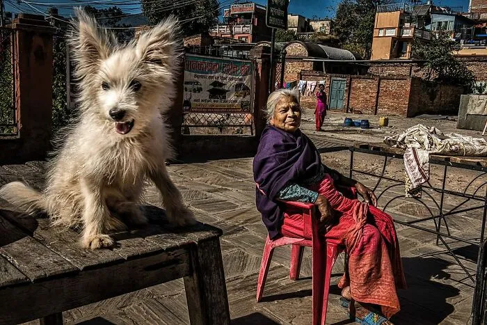 This Street Photographer Captures Raw And Human Moments In Everyday Life (40 Pics)