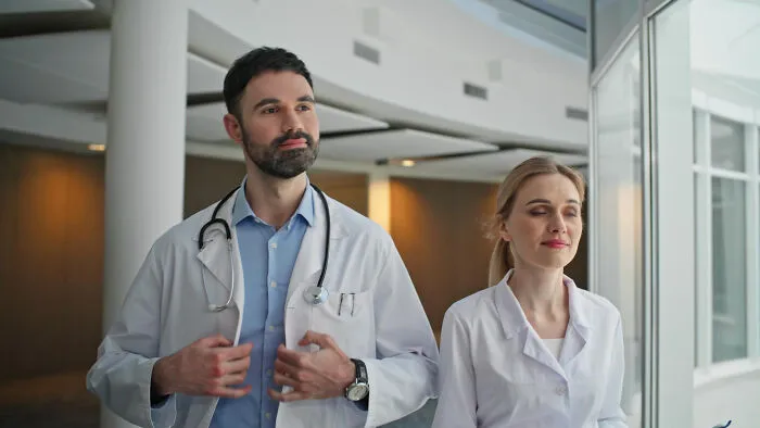 20 Médicos comparten cosas poco éticas que han visto en su profesión