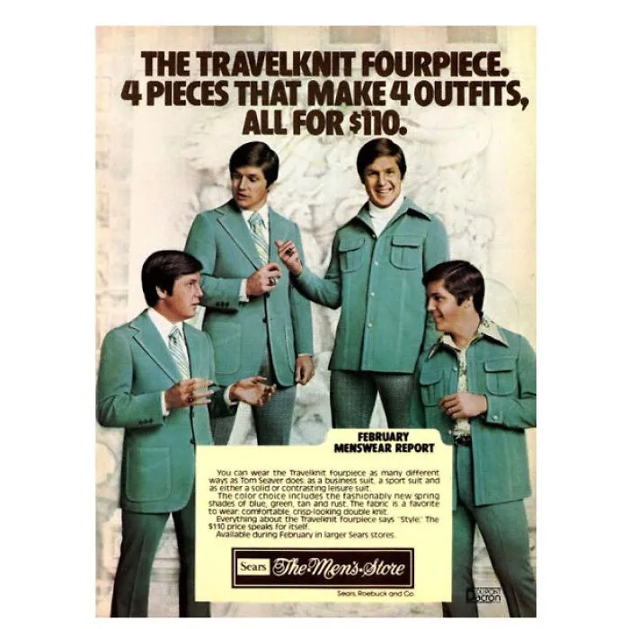 Hombres vestidos con trajes vintage verdes de los años 70 en un anuncio de productos vintage fascinantes y curiosos.