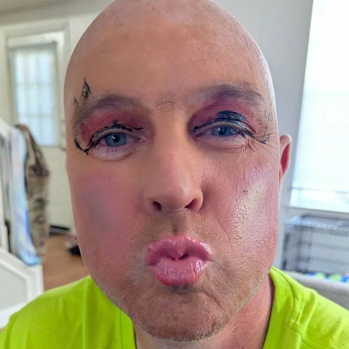 A mi hija le encanta practicar el maquillaje en su papá.