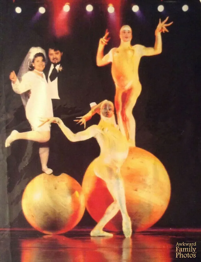 En 1995, mi esposo y yo nos fugamos a Las Vegas para casarnos. El Cirque du Soleil apenas empezaba en Las Vegas en ese entonces. Como tuvimos una boda rápida y pocas fotos, decidimos tomarnos esta foto épica en nuestro hotel. No me arrepiento de nada.
