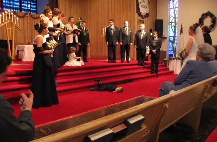 Esta foto es de la boda de mi cuñada. Su hijo de 4 años, el portador de los anillos, está tumbado en el suelo en medio de todo