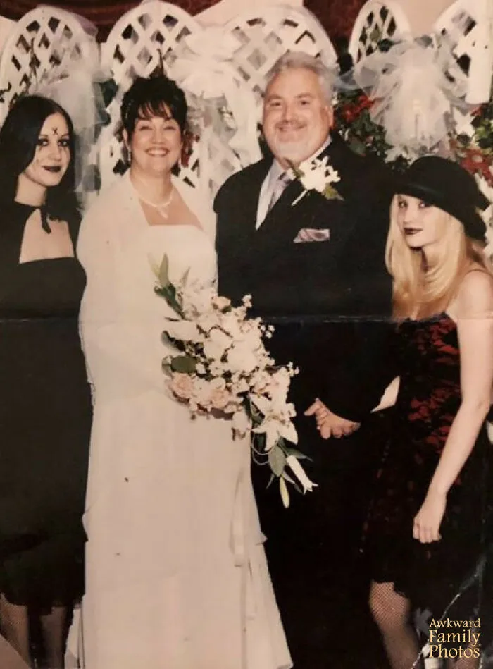 Mi papá se volvió a casar en 2004 cuando yo tenía 16 años y mi hermana 12. Este era nuestro atuendo.