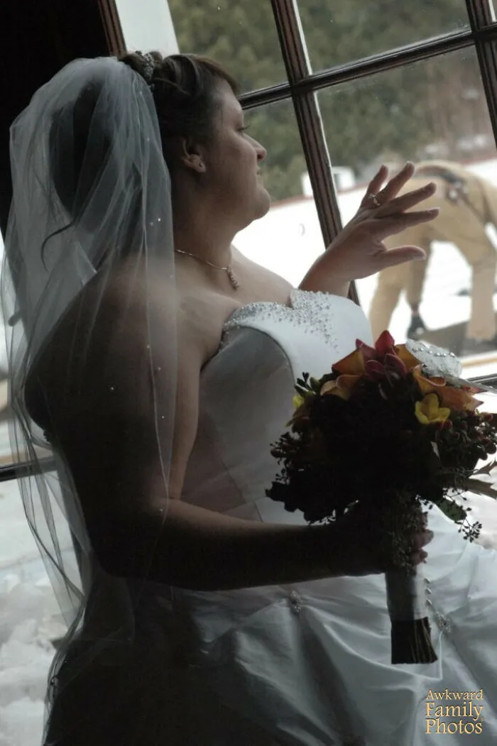 Fotografié la boda de mi cuñada. Sabía que la ventana daba a una parte del tejado del hotel, pero no vi a los trabajadores hasta después de tomar algunas fotos. Cuando llegué a casa y descargué todas las fotos, no pude parar de reír al ver esto.