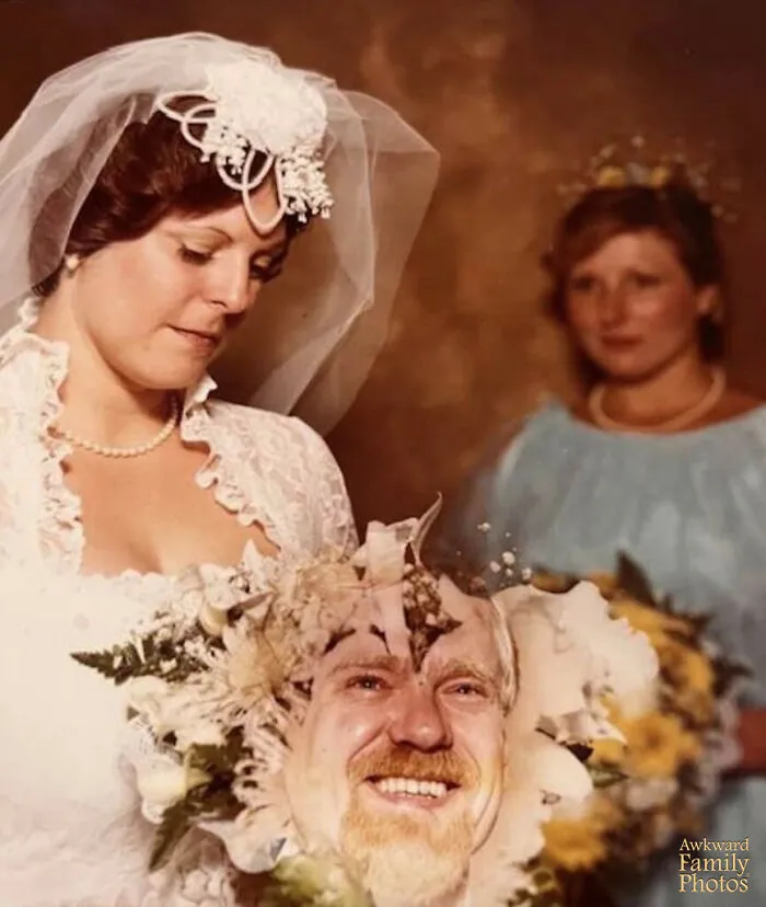 Mis padres se casaron en 1981 y mi madre quería una foto de ella mirando su ramo con una doble exposición de la cabeza de mi padre flotando sobre ella como si estuviera pensando en él.