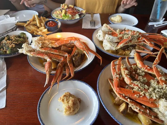 "Haunts Me To This Day": 58 Moments Workers From All-You-Can-Eat Establishments Can't Forget