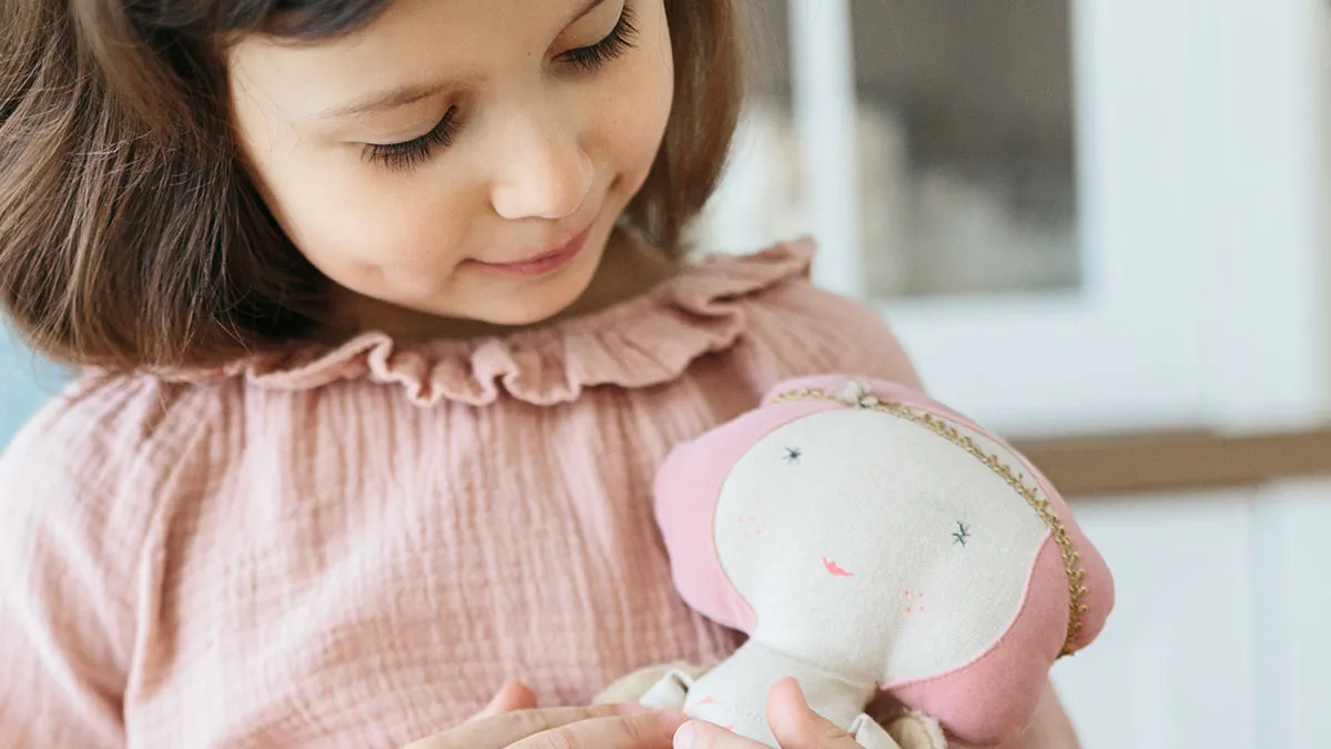 “I Had No Clue”: Babysitter Offends Mom By Buying Her Daughter A Birthday Gift Without Asking