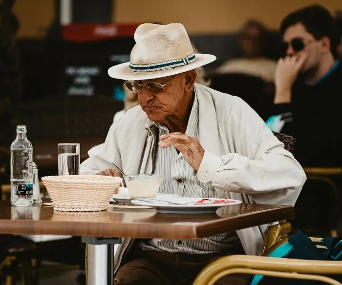 20 Camareros que vivieron momentos muy incómodos al acercarse a la mesa en mal momento