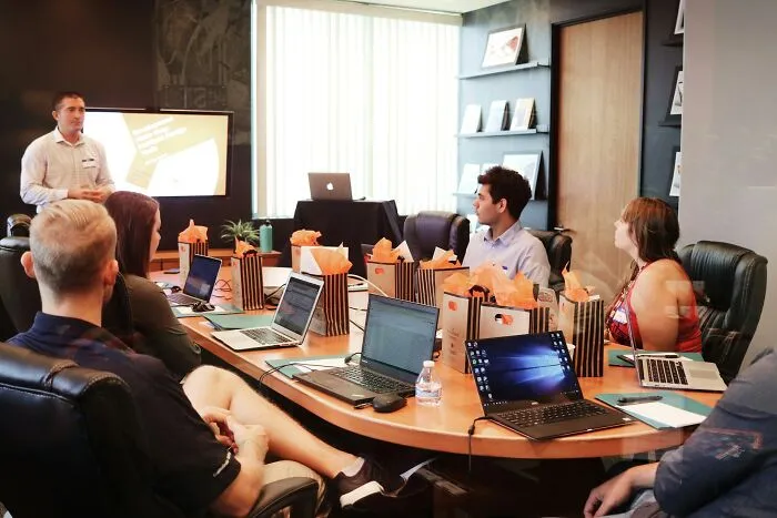 30 Juicy Stories From Folks Who Work In “Boring” Industries That Will Probably Surprise You