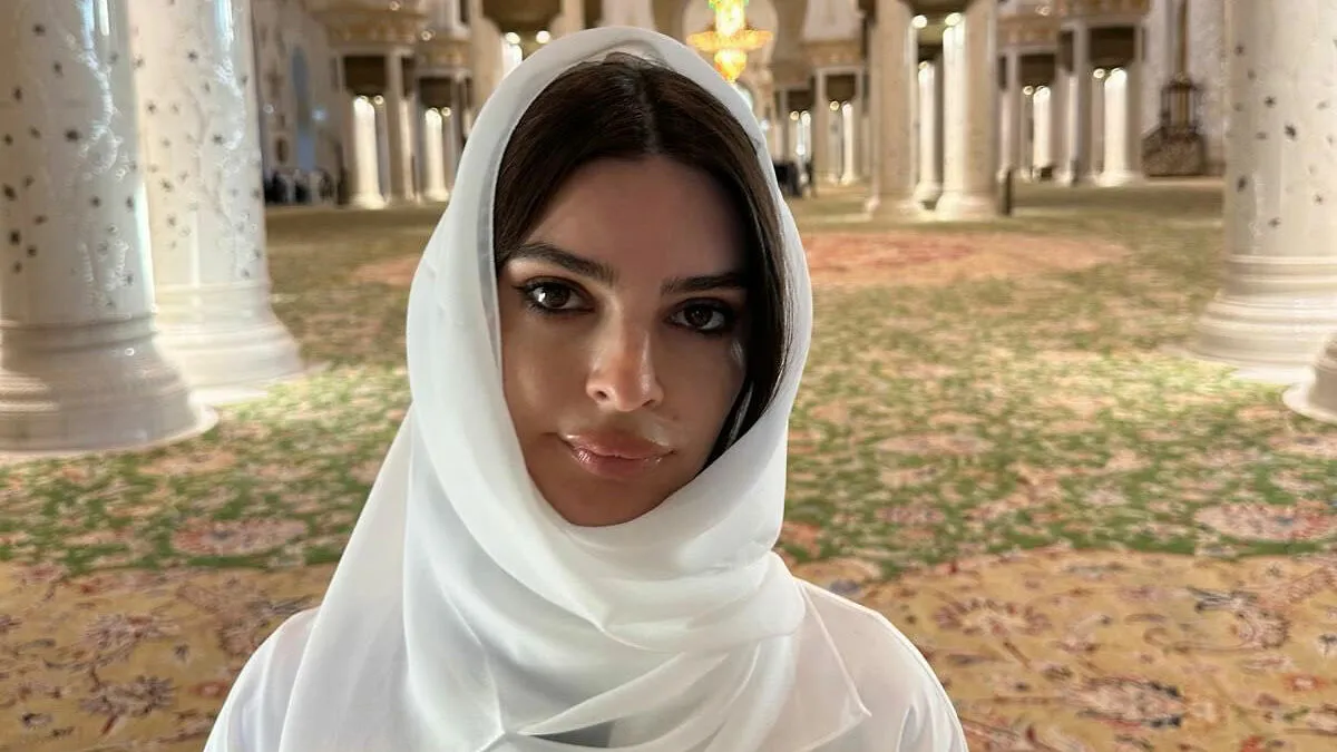 “Horrifying”: Emily Ratajkowski Accused Of Disrespecting The Hijab In Post With Twerking Video
