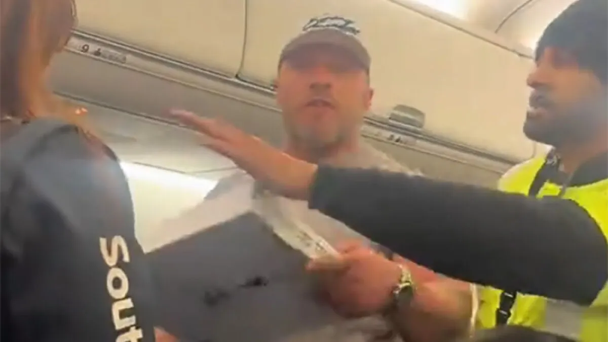 "Steroids Are Bad:" Bodybuilder Removed From Flight After Erupting With Fury At Elderly Passenger