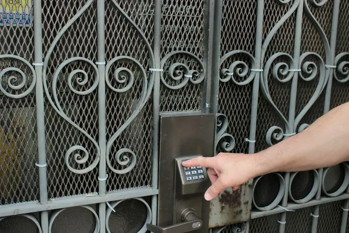 54 Women Who Live Alone Share The Smartest Ways They Keep Themselves Safe