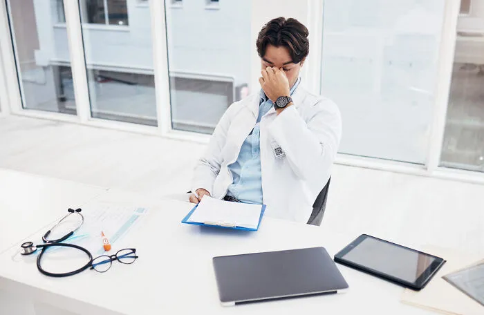 21 Médicos comparten historias sobre sus pacientes antivacunas