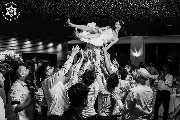 Trust The Crowd. Photo By Roberto Abril